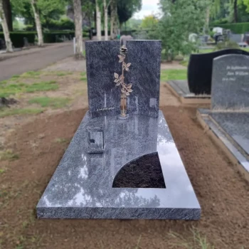 Grafsteen met bronzen roos geplaatst door Artea Grafmonumenten