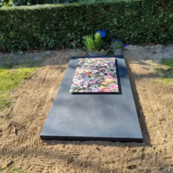 Grafsteen met glasplaat geplaatst door Artea Grafmonumenten