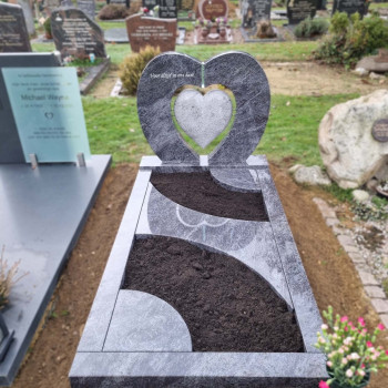 Grafsteen met hartvorm en hart