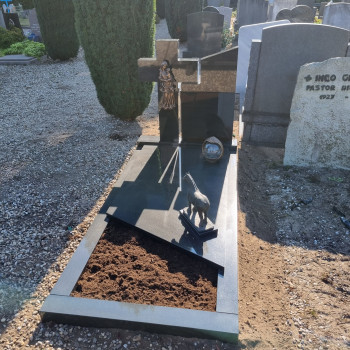 Grafsteen met kruis en bronzen beeld kopen