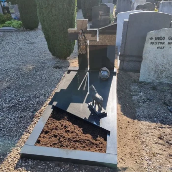 Grafsteen met kruis geplaatst door Artea Grafmonumenten
