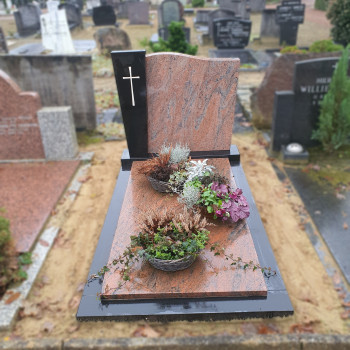 Grafsteen met kruis van graniet