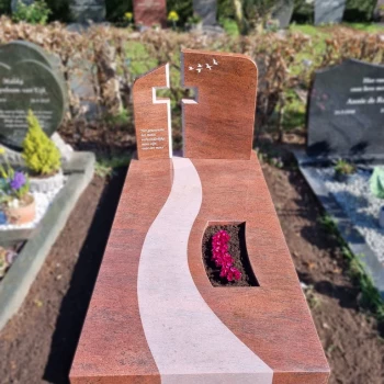 Grafsteen van rood graniet met kruis geplaatst door Artea Grafmonumenten