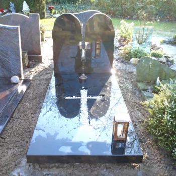 Grafsteen met kruis geplaatst door Artea Grafmonumenten