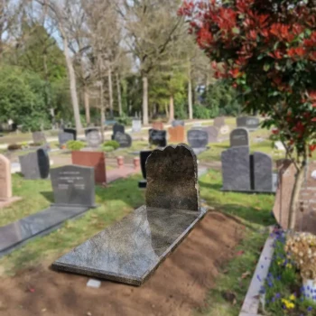 Natuurlijke grafsteen geplaatst door Artea Grafmonumenten