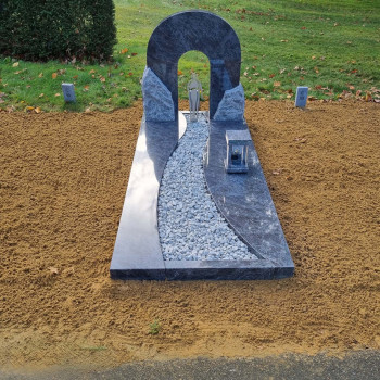 Grafsteen met RVS geplaatst door Artea Grafmonumenten\