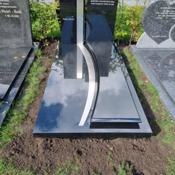 Grafsteen van zwart graniet en roestvrij staal