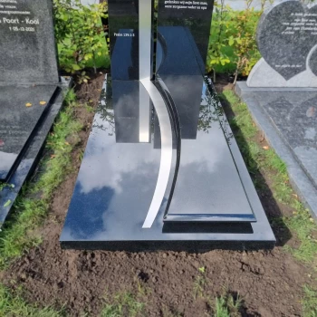 Grafsteen van zwart graniet en roestvrij staal geplaatst door Artea Grafmonumenten