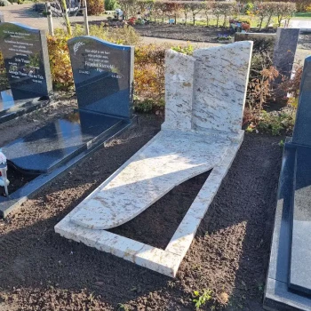 Ruwe grafsteen geplaatst door Artea Grafmonumenten