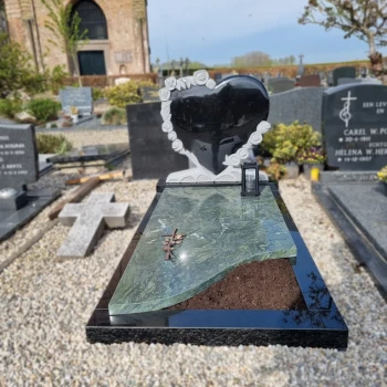 Grafsteen met hartvorm geplaatst door Artea Grafmonumenten