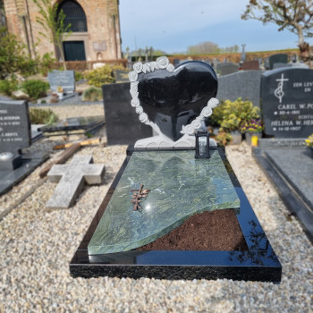 Grafsteen uniek met hart en bronzen kruis