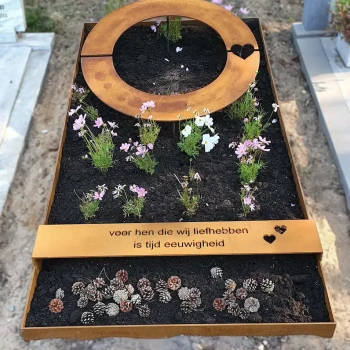 Grafsteen van cortenstaal en hartjes geplaatst door Artea Grafmonumenten