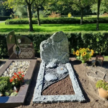 Natuurlijke grafsteen geplaatst door Artea Grafmonumenten