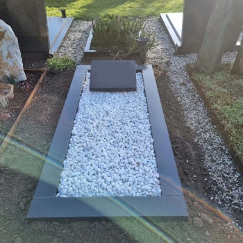 Liggende grafsteen geplaatst door Artea Grafmonumenten