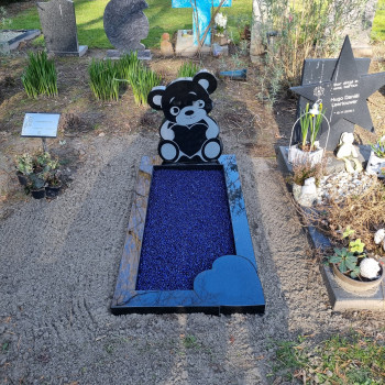 kindermonument met beer kindergrafsteen met beertje en hartje en glas
