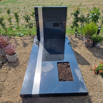 Grafmonument met een RVS strook. Zwarte grafsteen van zwart graniet met een tuin voor bloemen.