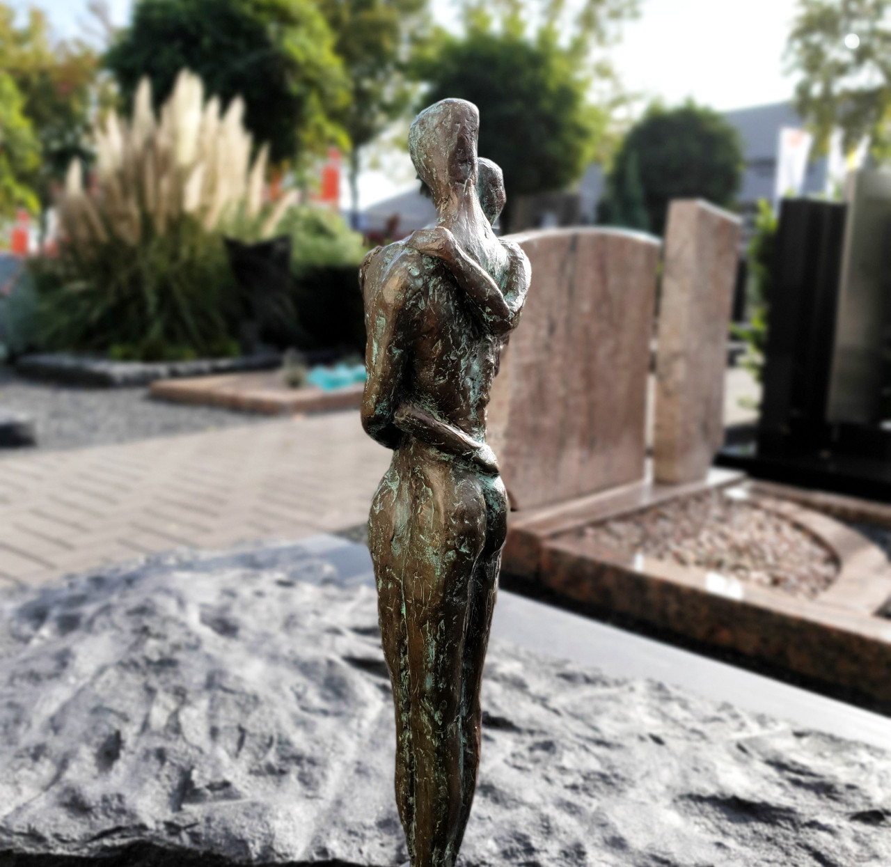 Beeld van een grafsteen in Eefde