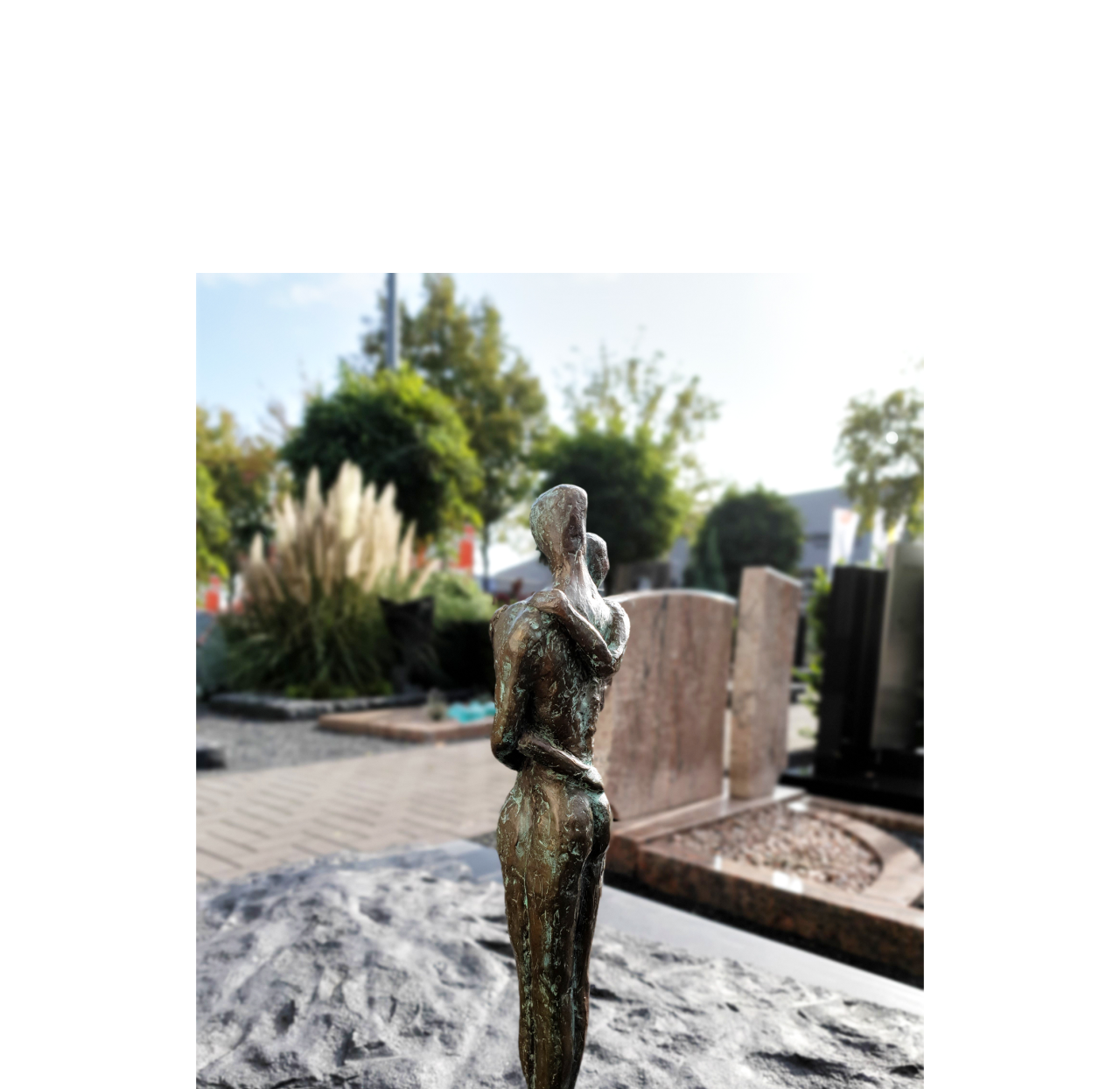 Bronzen beeld op grafsteen