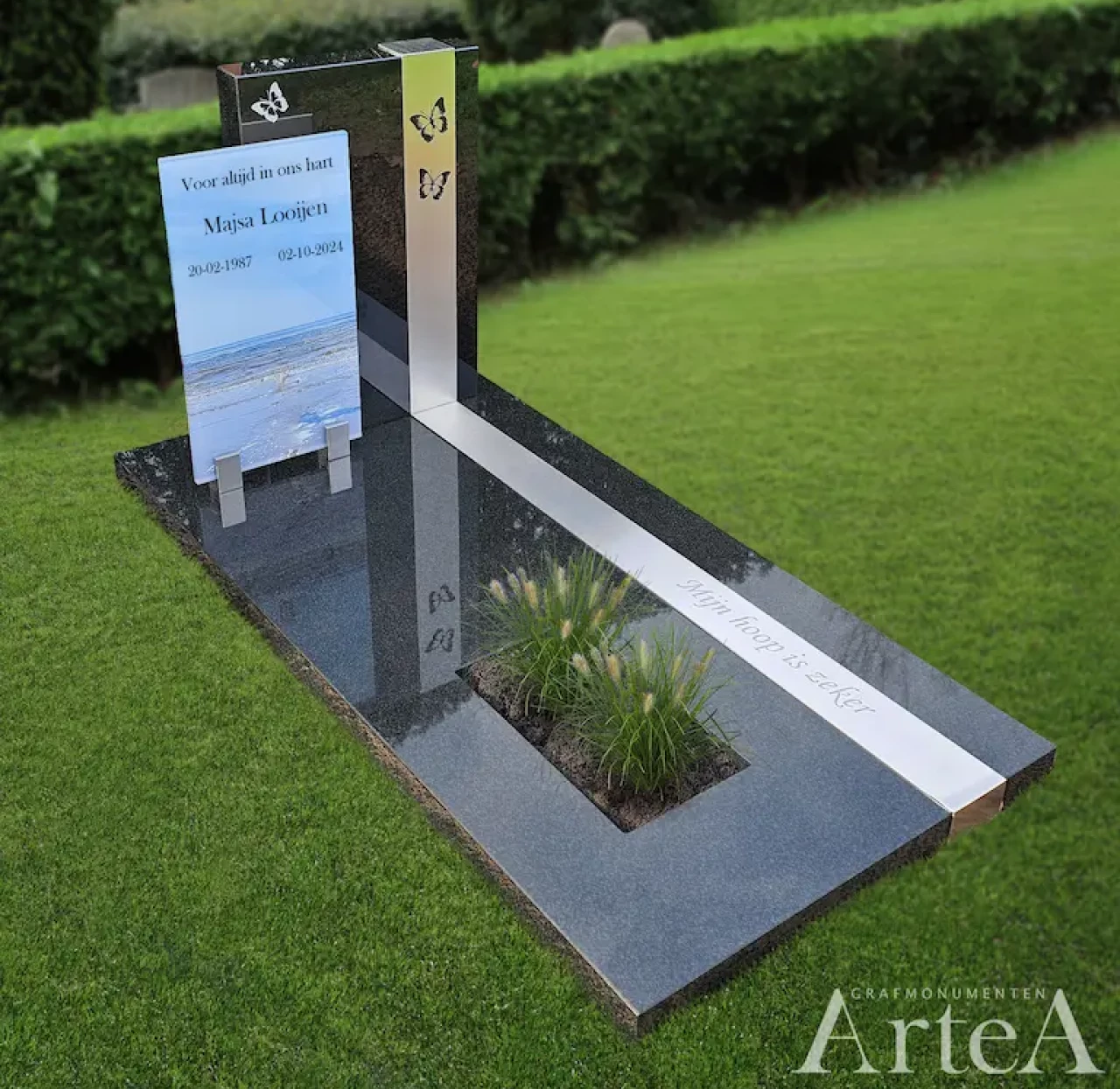 Een grafsteen met rvs en een glasplaat