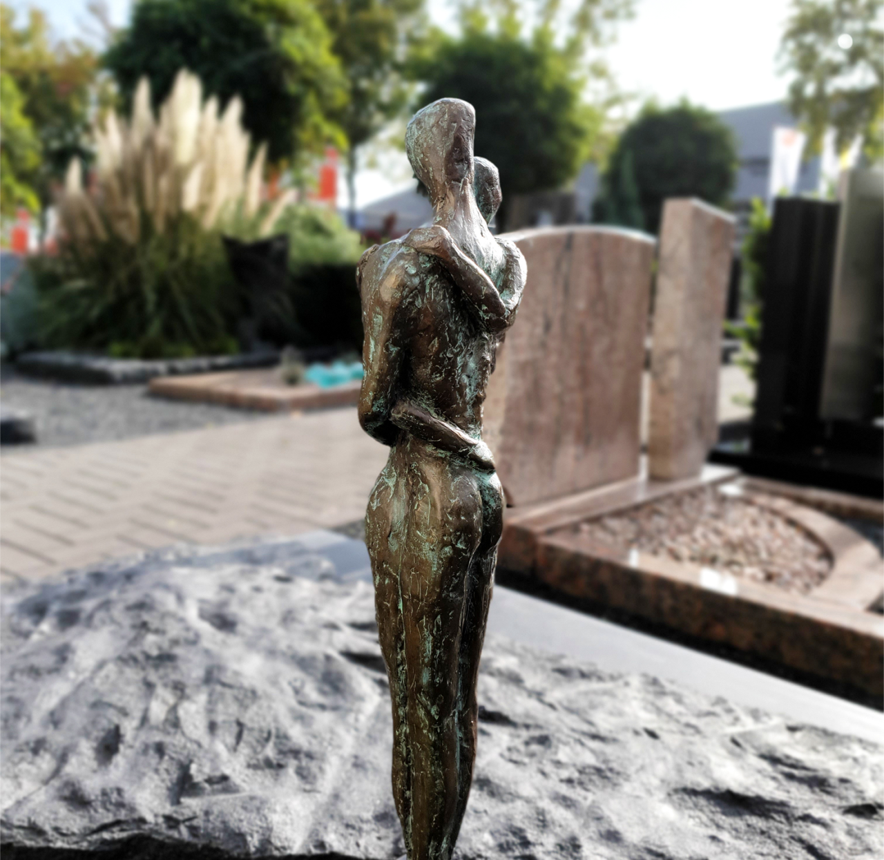 Bronzen beeld omhelzing op grafsteen