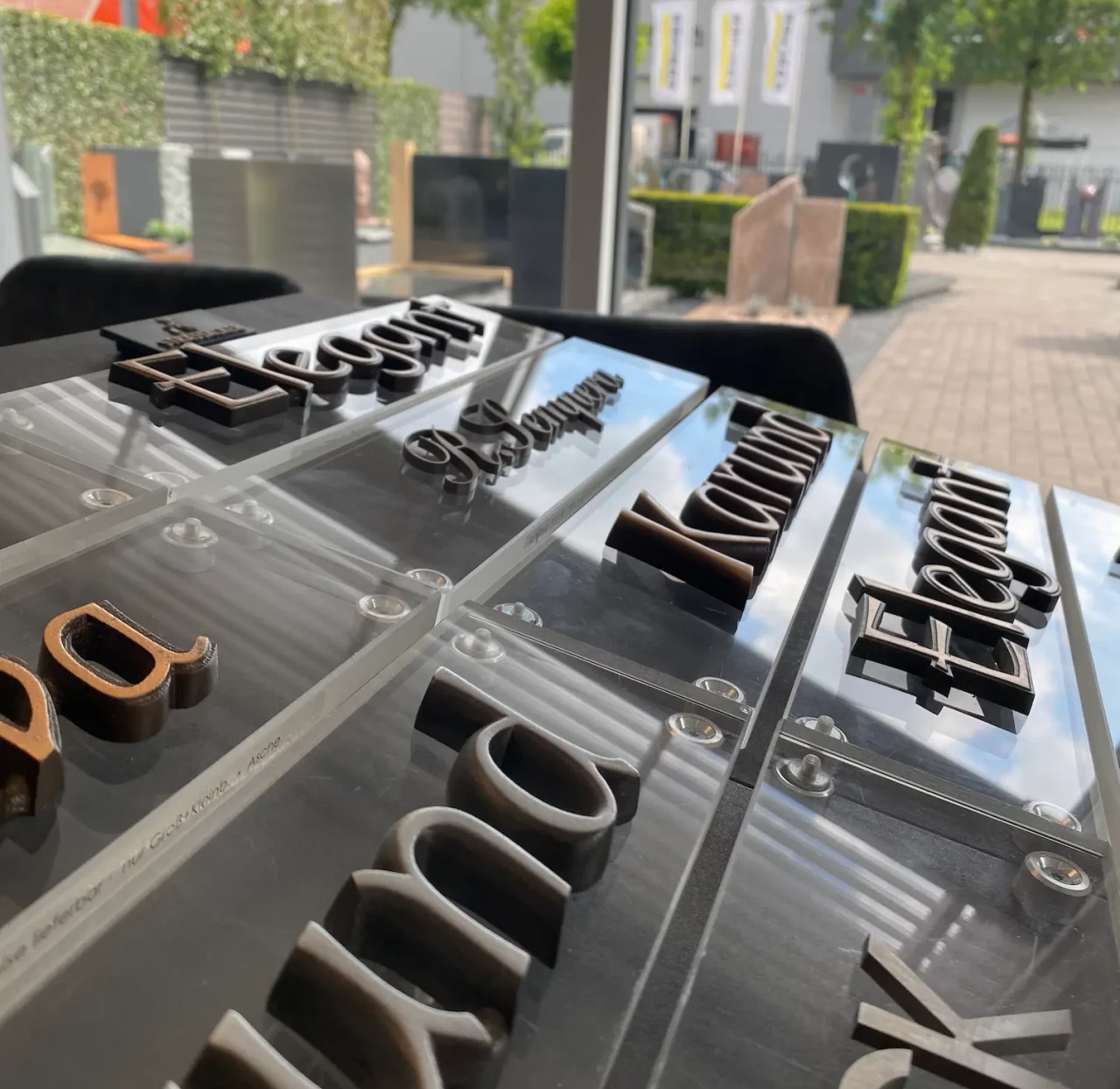 bronzen letters voor een grafsteen