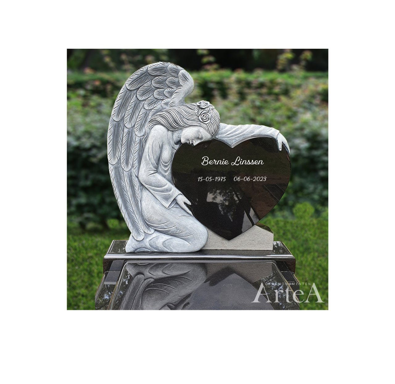 Grafsteen van zwart graniet met engel en hartvorm