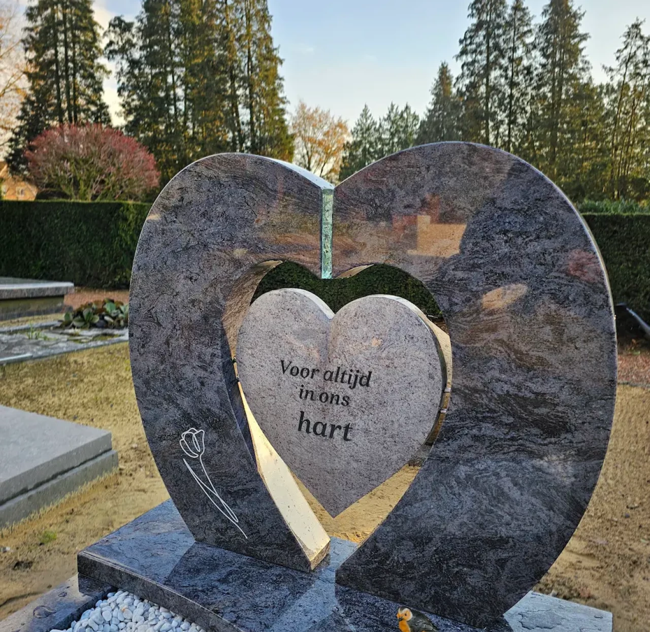 Grafsteen met gestraalde tekst en hartvorm in Barneveld