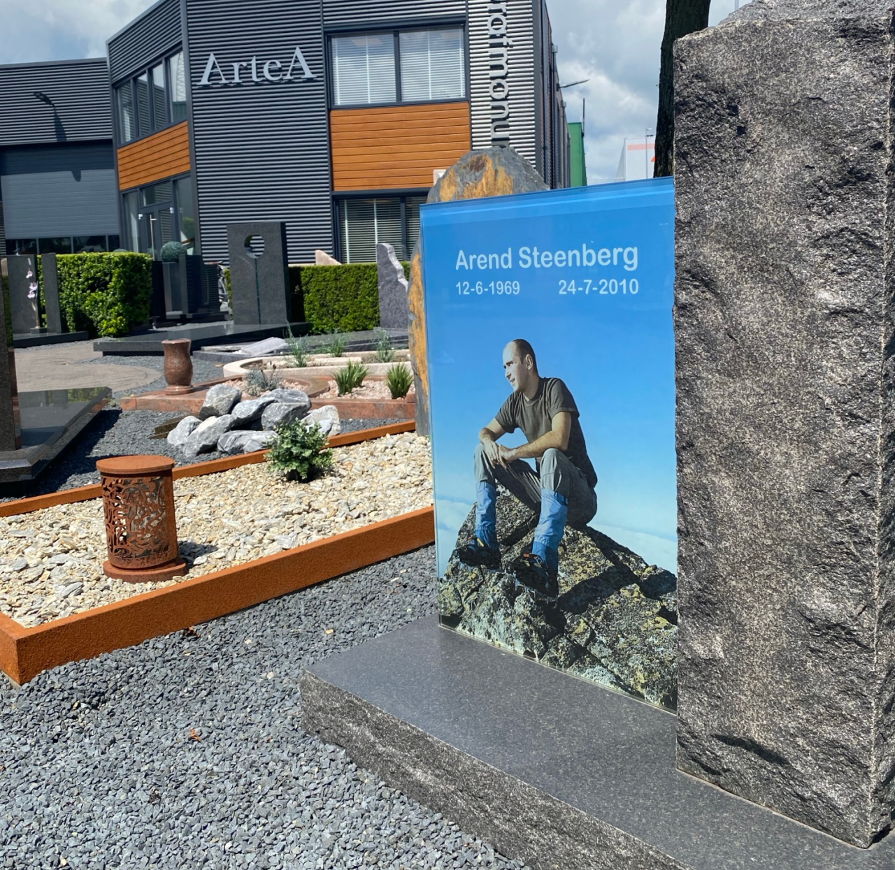 Grafsteen met tekst en een foto op de glasplaat