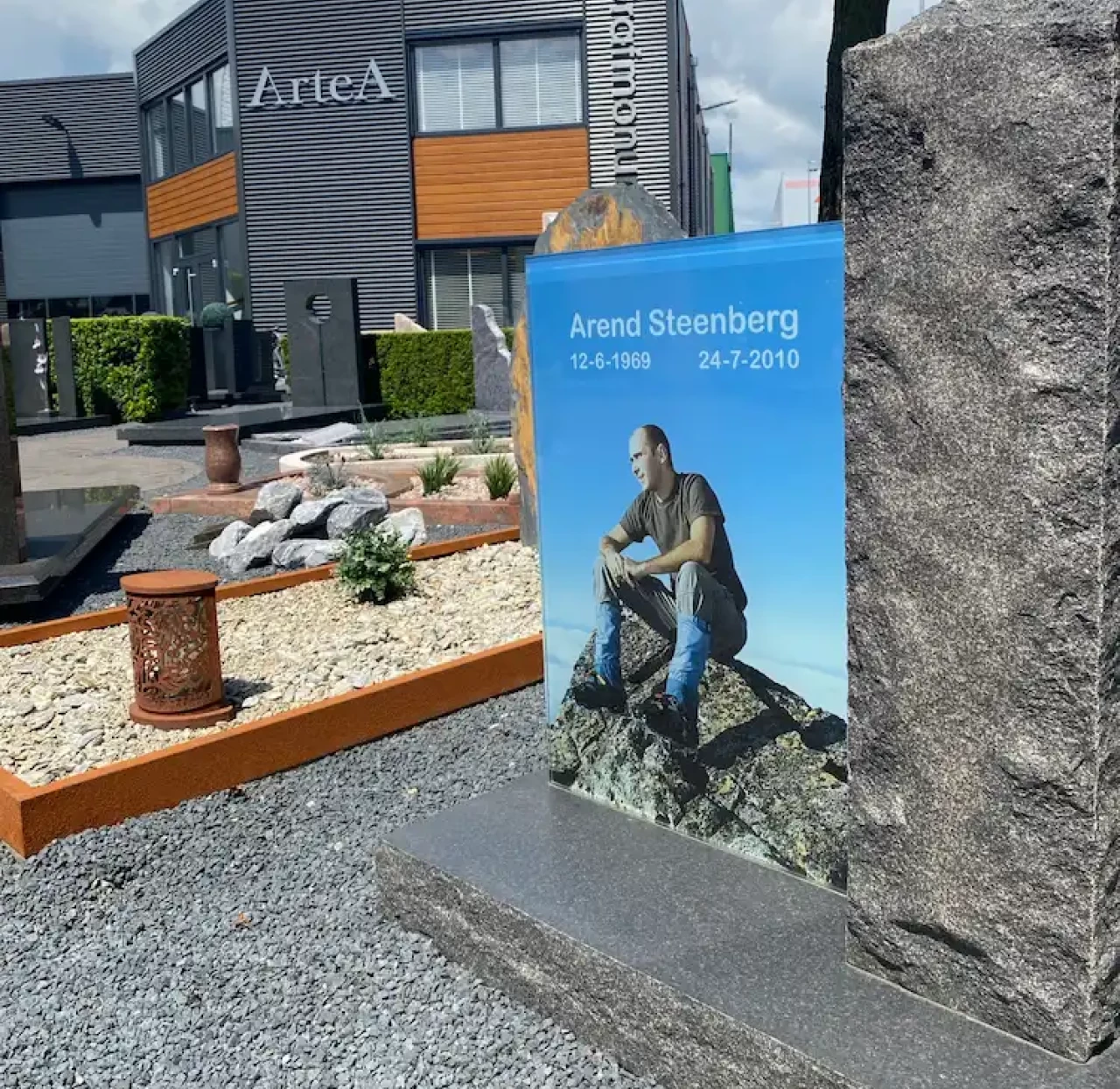 Grafsteen met tekst en een foto op de glasplaat