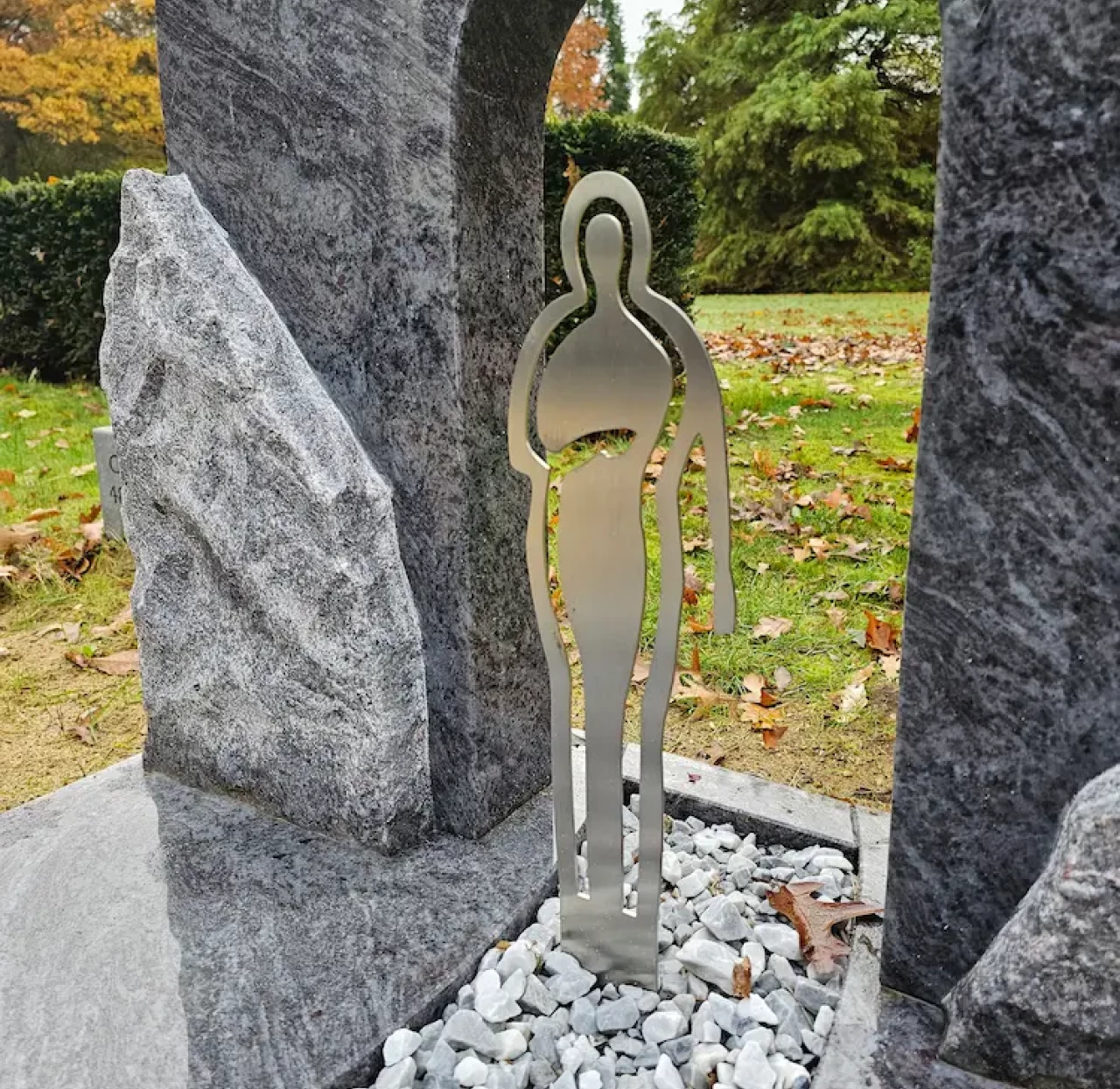 Grafsteen met rvs beeld in Barneveld