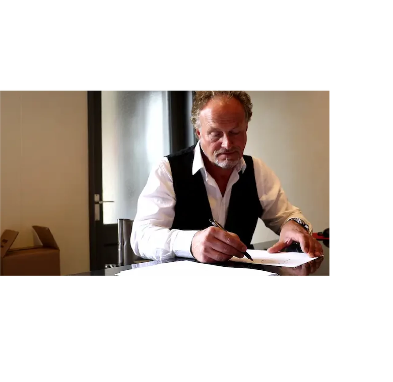 Een medewerken van Artea grafmonumenten die een grafsteen ontwerpt