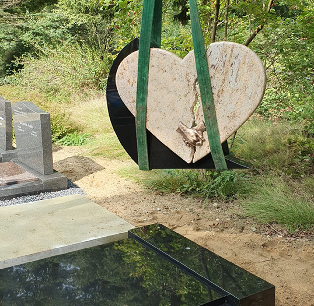 Grafsteen plaatsen op de begraafplaats