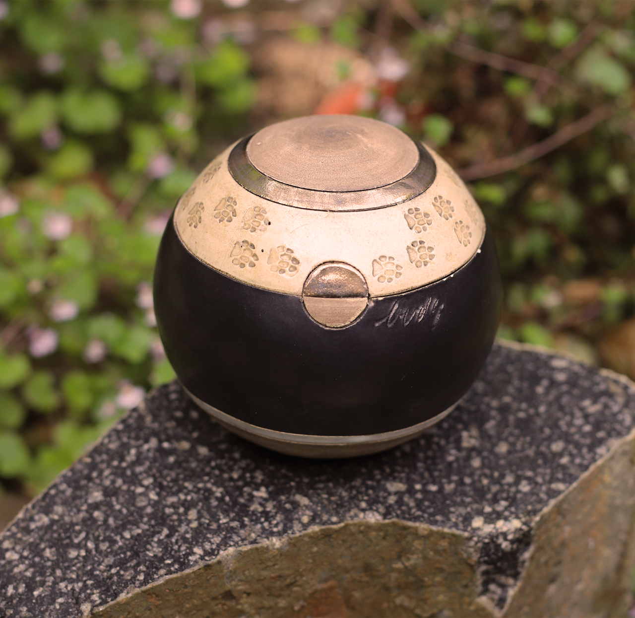 Dieren urn van ijzer met pootjes