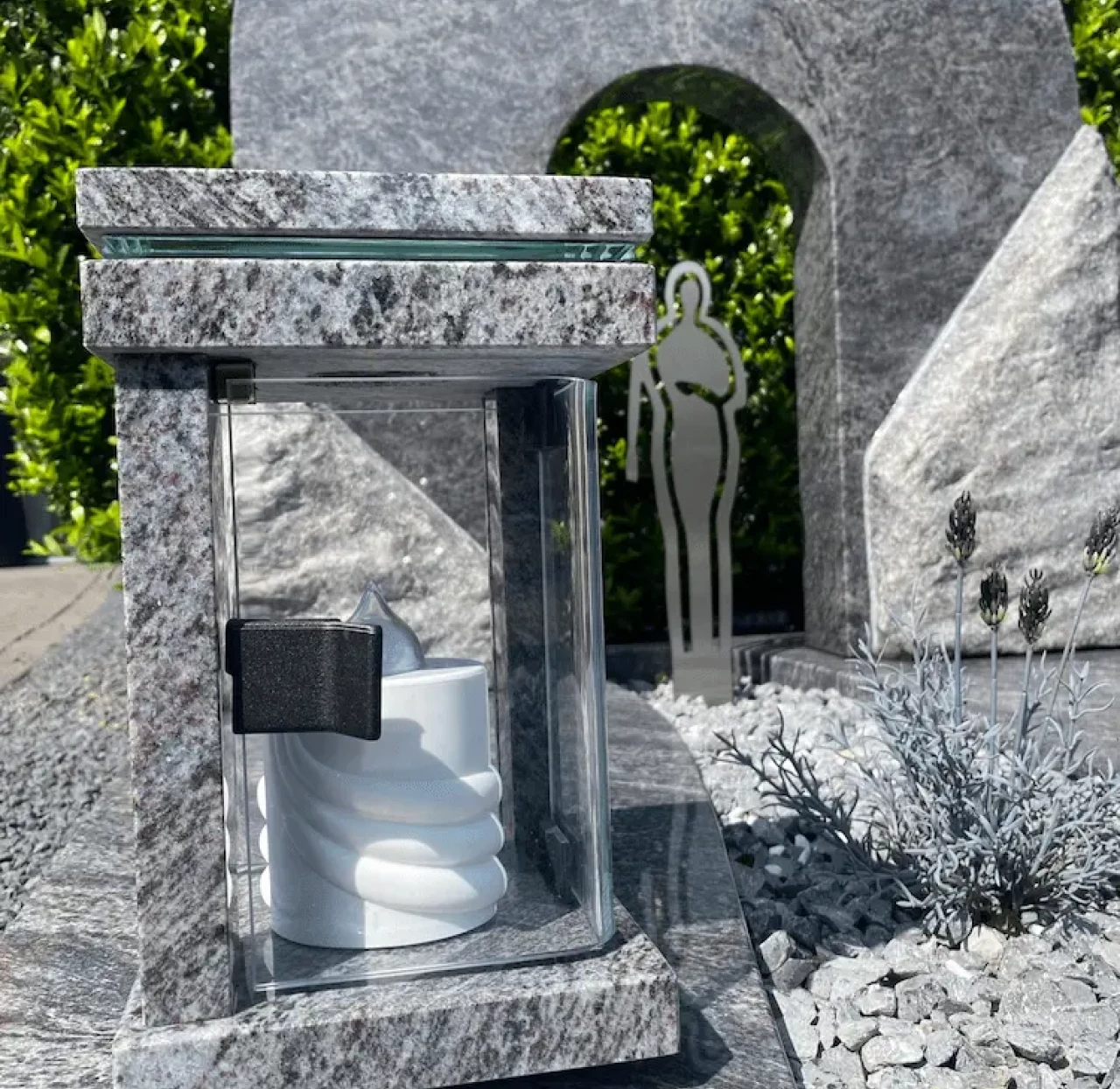 Een voorbeeld van een mooie lantaarn op een grafsteen met een kaars