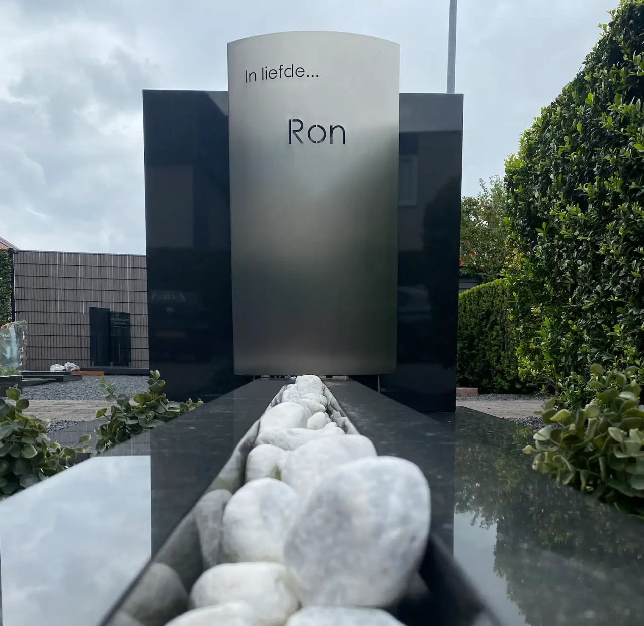 voorbeeld van letters op een rvs plaat voor een grafsteen