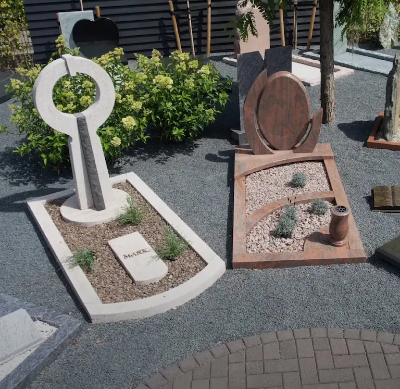 Showtuin voor verschillende grafstenen dichtbij Barneveld