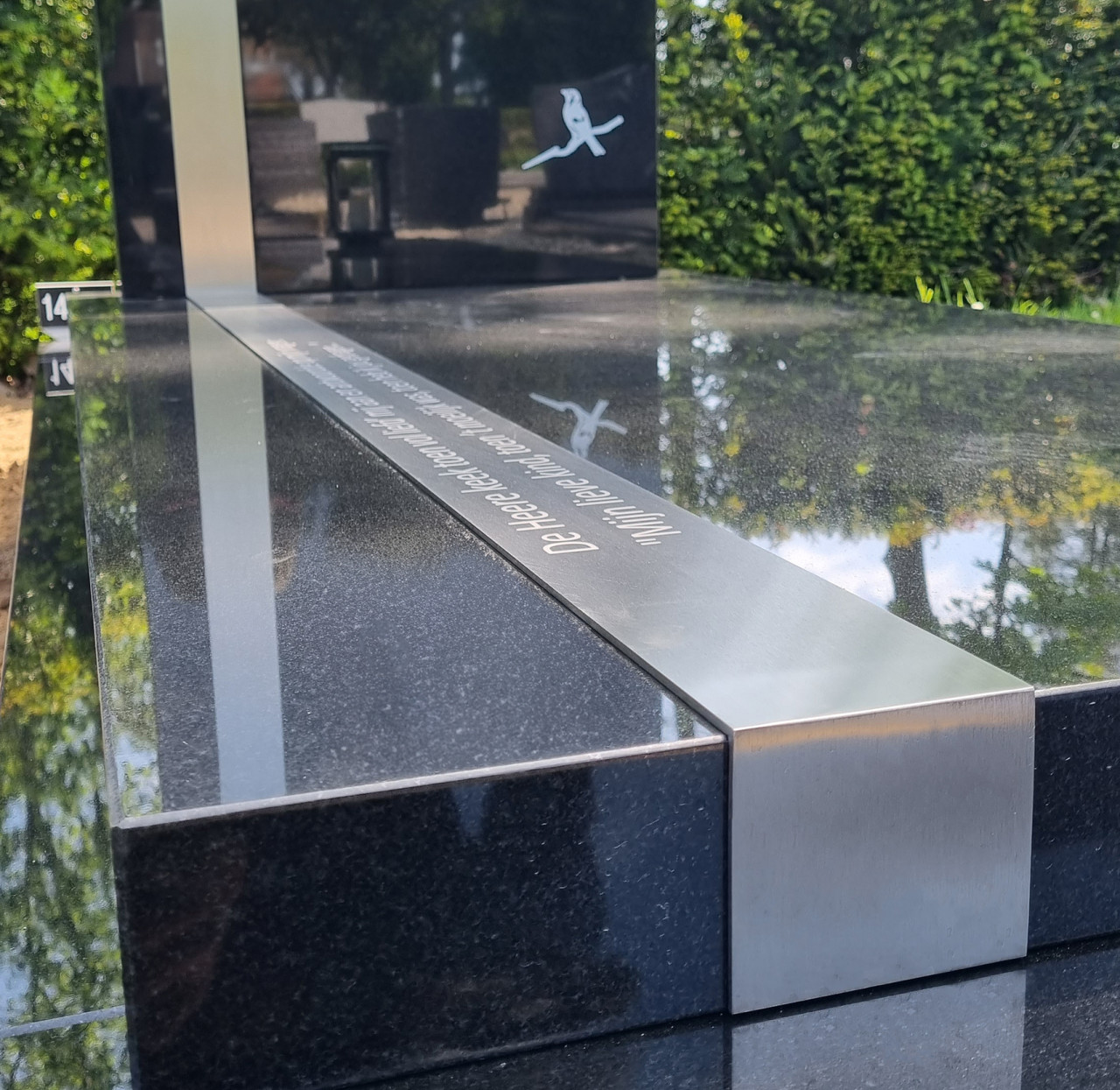 grafsteen met rvs strak
