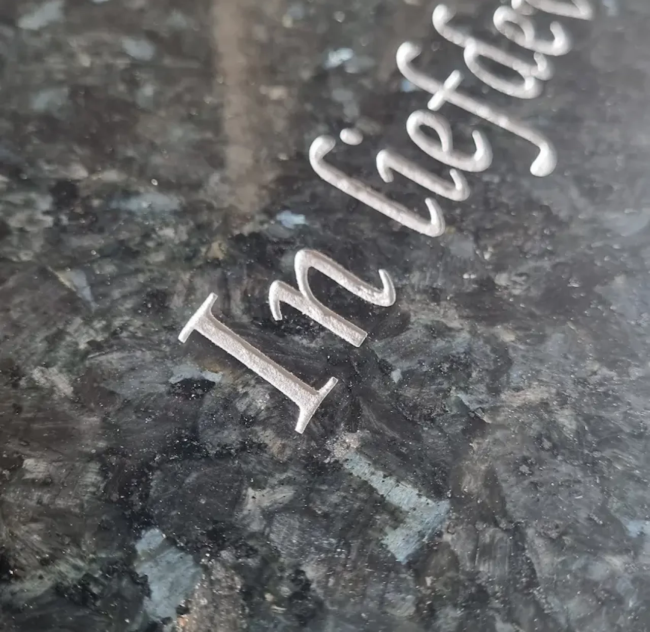 Een gegraveerde tekst op een grafsteen